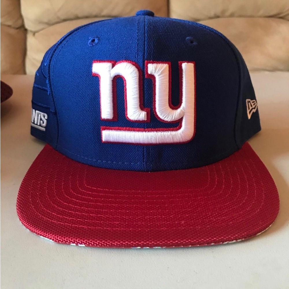 New York Giants New Era snapback hat.